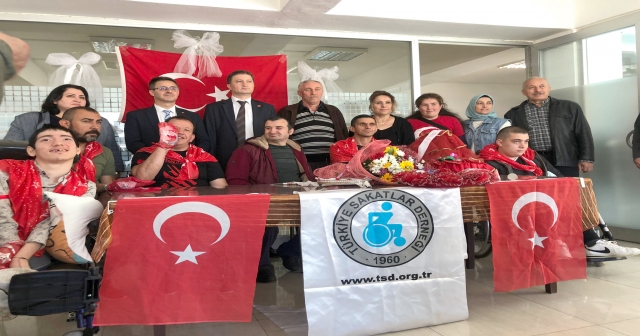 ENGELLi ASKERLERE KINA GECESi