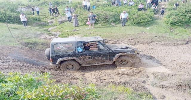 OFF-ROAD ARAÇLARI KIYASIYA YARIŞTI