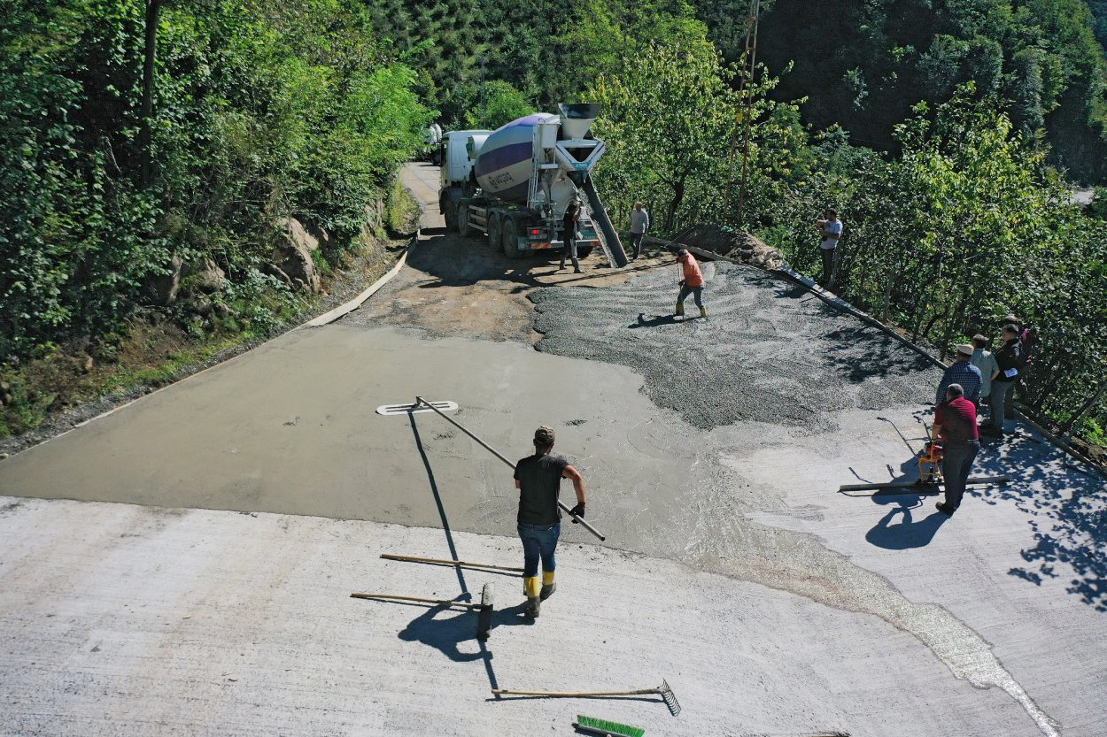 AKGÜNEY’DE YOL ÇİLESİ SONA ERDİ