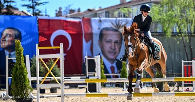 Atlı Polisler Engel Atlama Parkurunda Yarıştı