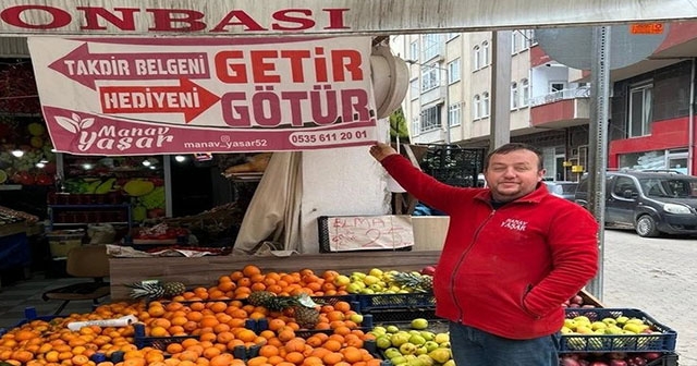 BAŞARILI ÖĞRENCİLERE ESNAFTAN MEYVE ÖDÜLÜ