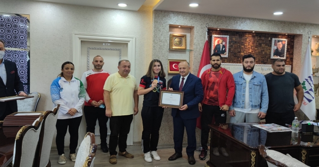 BAŞKAN TAVLI’DAN BAŞARILI SPORCULARA TEŞEKKÜR BELGESİ