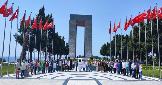 DERNEK, ÖĞRENCİLERİ ÇANAKKALE'YE GÖTÜRDÜ