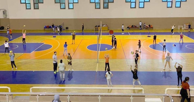 GENÇLERDEN VOLEYBOLA YOĞUN İLGİ