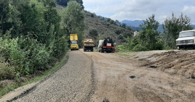 GRUP YOLLARI ASFALTLA BULUŞUYOR