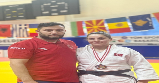 GÜLSÜM AĞAÇ’TAN BRONZ MADALYA