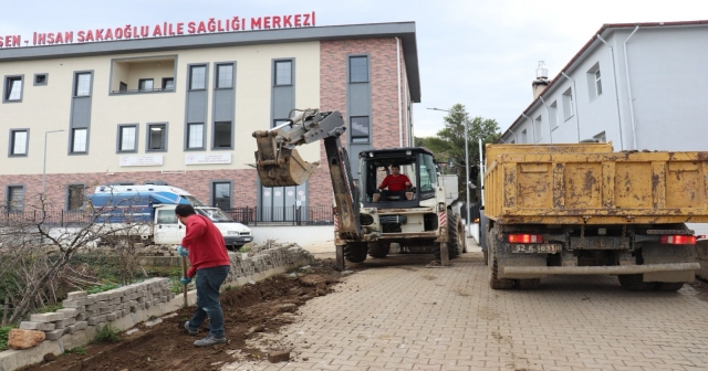 GÜLYALI’DA PARKE YOL ÇALIŞMALARI DEVAM EDİYOR