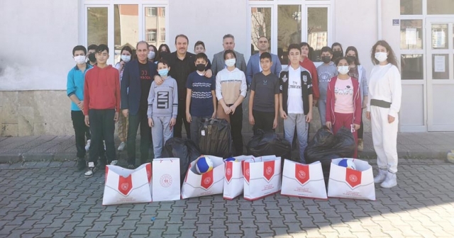 İKİZCE GENÇLERİ SPOR MALZEMELERİNE KAVUŞTU