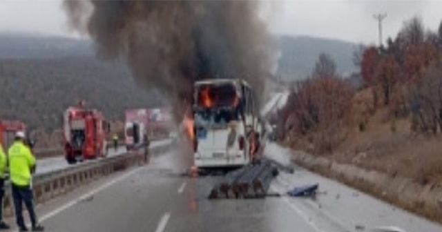 Kamyona Çarpan Yolcu Otobüsü Alevler İçinde Kaldı: 2 Kişi Hayatını Kaybetti