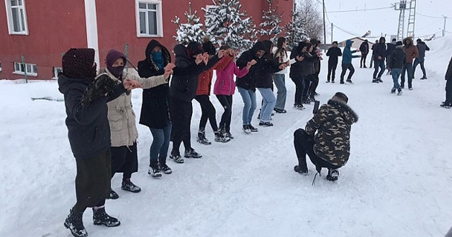 Kar Altında Halay Çektiler