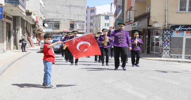KENT ORKESTRASI VE ŞEHİR BANDOSU ÇOCUKLARIN YÜZÜNÜ GÜLDÜRDÜ