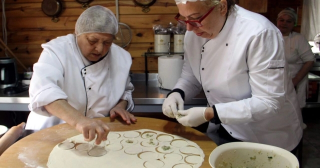 Kooperatif üyesi kadınlar "balıklı mantı" üretiyor