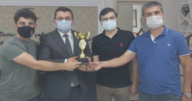 MASA TENİSİ TAKIMINDAN MÜDÜR BEKYÜREK’E ZİYARET