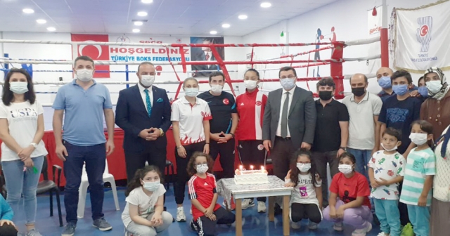 MÜDÜR BEKYÜREK ŞAMPİYON BOKSÖRLERİ ZİYARET ETTİ