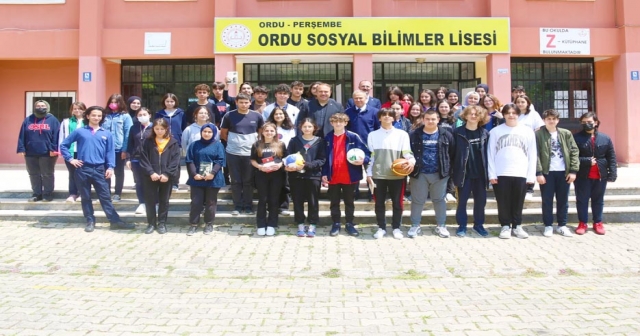 MÜDÜR GENÇ GENÇLERLE BULUŞTU