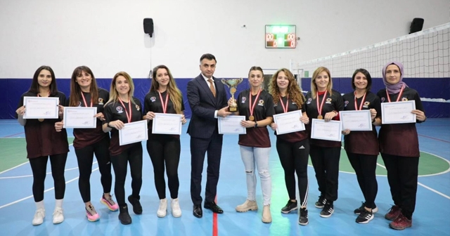 ÖĞRETMENLER ARASI VOLEYBOL VE MASA TURNUVASI DÜZENLENDİ