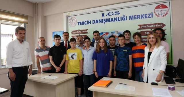 OKULLARDA LGS TERCİH DANIŞMANLIK BÜROLARI KURULDU