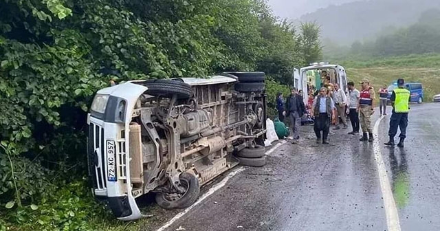 ORDU'DA FINDIK İŞÇİLERİNİ TAŞIYAN ARAÇ KAZA YAPTI