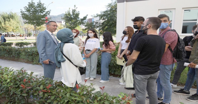 REKTÖR AKDOĞAN İLK GÜN ÖĞRENCİLERLE BİR ARAYA GELDİ