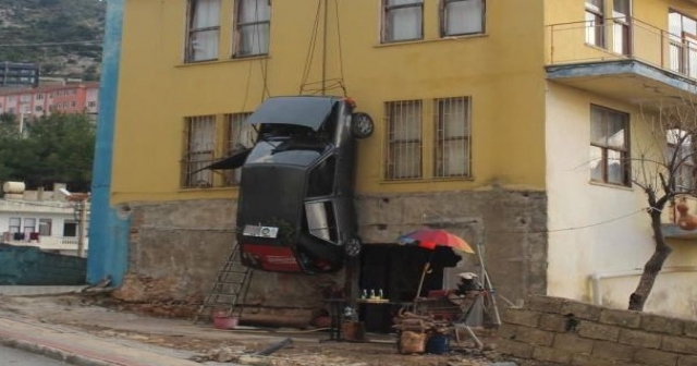 Sürekli Kazaya Karışan Otomobilini Binaya Astı