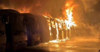 Açık otoparkta çıkan yangında 14 toplu taşıma aracı yandı