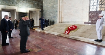 ERDOĞAN, ANITKABİR’DE DEPREMZEDELERİ UNUTMADI