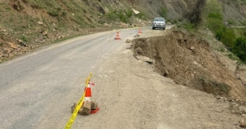 Gümüşhane'de Heyelanın Kapadığı Yol Ulaşıma Açıldı