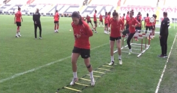 Kadın Milli Futbolcular Azerbaycan Maçına Hazırlanıyor