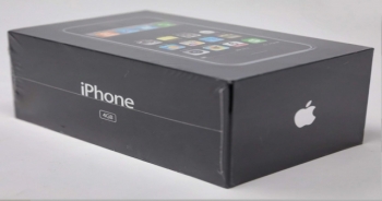 Kutusu açılmamış ilk iPhone, 130 bin dolara satıldı