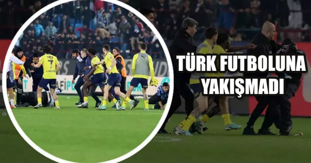 Trabzonsporlu taraftarlar maç sonunda sahaya indi