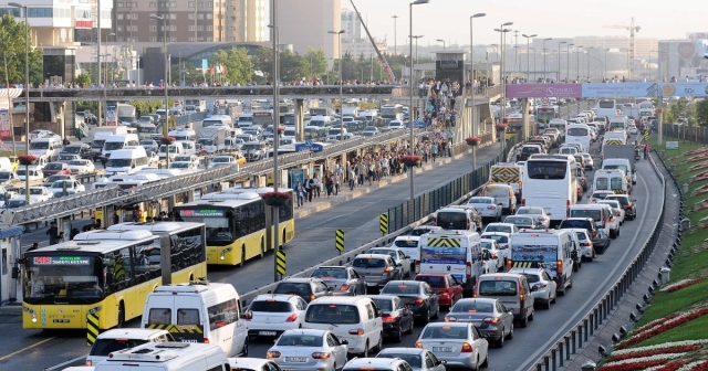 TÜRKİYE'DE YAKLAŞIK 3 KİŞİYE BİR ARAÇ DÜŞÜYOR