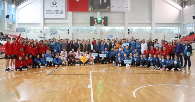 VOLEYBOL MÜSABAKALARI BAŞLADI