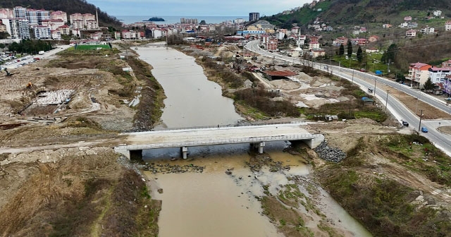 YENİ KÖPRÜNÜN BAĞLANTI YOLLARI TAMAMLANIYOR