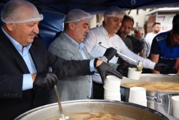 BAŞKAN TAVLI’DAN VATANDAŞLARA AŞURE İKRAMI