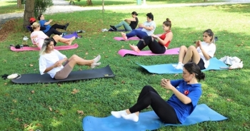 KADINLAR GÜNE ZİNDE BAŞLIYOR