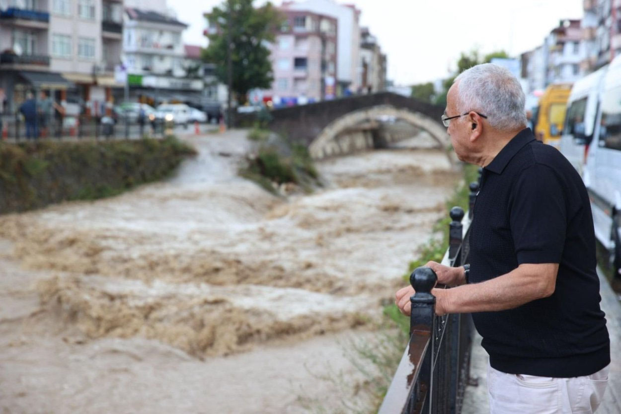 GÜLER SAHAYA İNDİ!