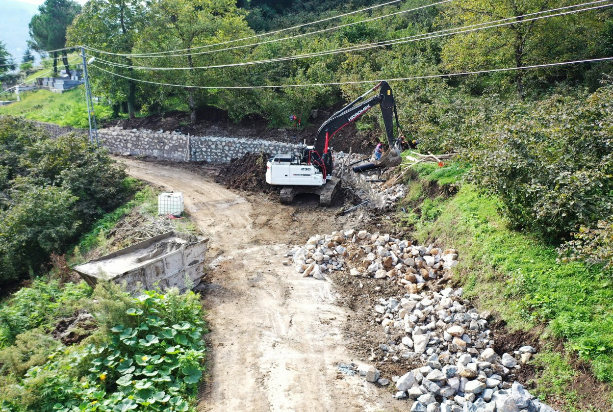 FATSA’DA YOL GÜVENLİĞİ İÇİN TAŞ DUVAR ÇALIŞMASI