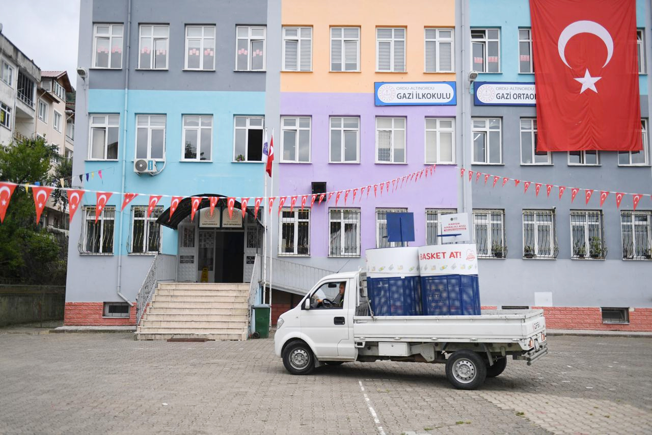 ÇOCUKLAR ATIKLARI POTAYA ATIYOR, OKULLAR KAZANIYOR