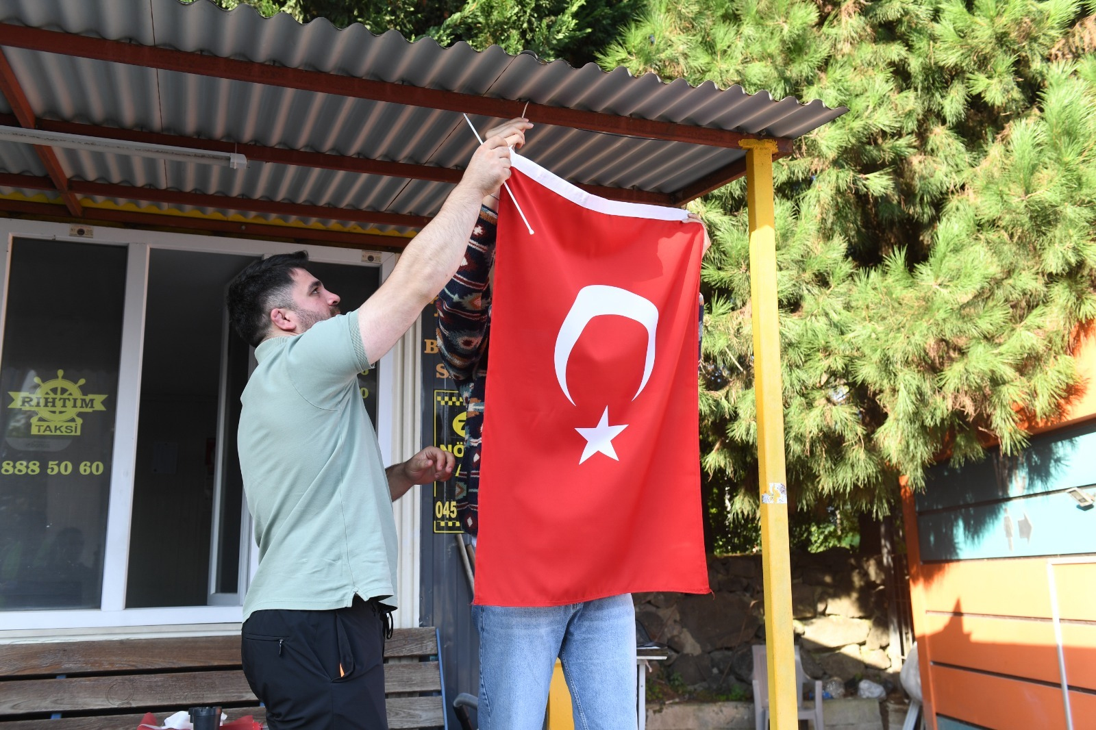 TAKSİ DURAKLARI KIRMIZI-BEYAZA BÜRÜNDÜ
